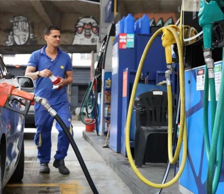 Queda nas vendas de combustíveis afeta desempenho do comércio