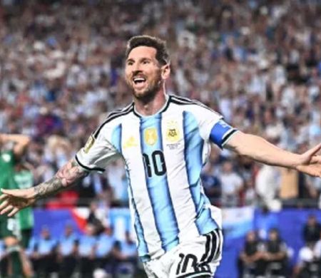 Com atuação histórica de Messi, Argentina vence Argélia na estreia da Copa