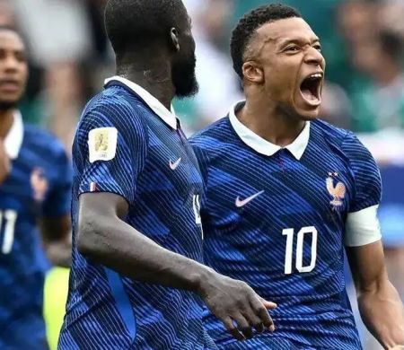 França vence Iraque por 3 a 0 com show de Mbappé e vai ao mata-mata