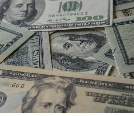 Com ata do Copom no radar do mercado, dólar abre o dia em alta
