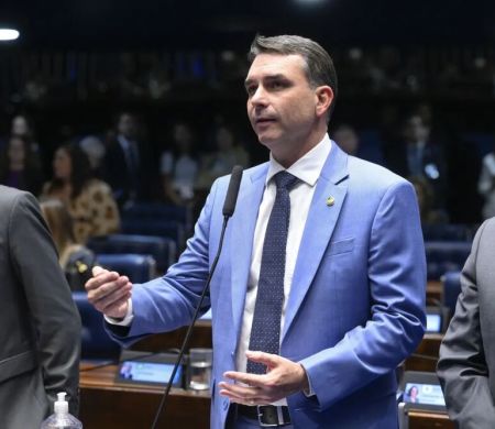 Justiça eleitoral ordena que Meta apague posts que ligam Flávio ao crime organizado