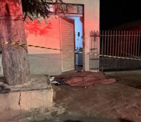 Usando moto, homem mata casal na frente de casa no interior de MS