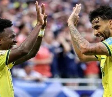 Brasil atropela a Escócia, garante liderança e avança às oitavas da Copa