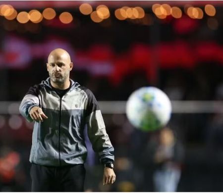 Após mudar os planos, Vasco mira treinador estrangeiro