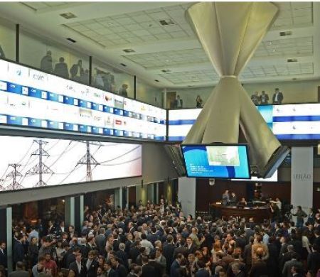 Expectativa de juros menores faz Bolsa subir e dólar recuar