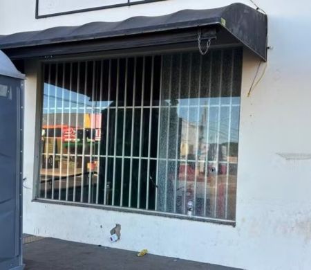 Tiros em tabacaria deixam suspeito morto e três feridos em Campo Grande