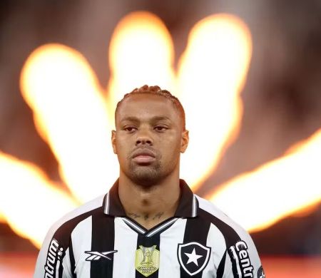 Com sinal da alerta na zaga, Botafogo prevê retorno de Kaio Pantaleão para outubro