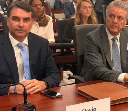 Nos EUA, Flávio diz defender “cancelamento” e não “adiamento” de tarifaço