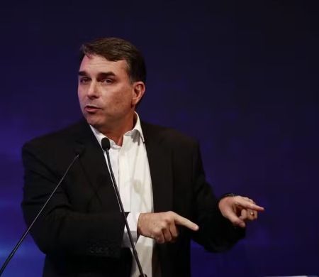 Flávio defende Pix, mas ataca Lula e STF em audiência sobre tarifas nos EUA