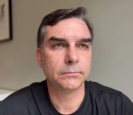 Flávio Bolsonaro defende EUA e diz que Lula 'lambe as botas da China'