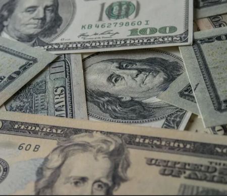Com dados da inflação brasileira em foco, dólar abre o dia estável&nbsp;