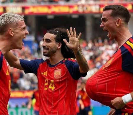 Espanha aproveita falha do goleiro, vence a Bélgica e vai pegar a França