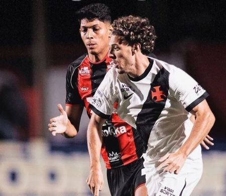 Renato Kayzer decide, e Vitória vence o Vasco no retorno do Brasileirão