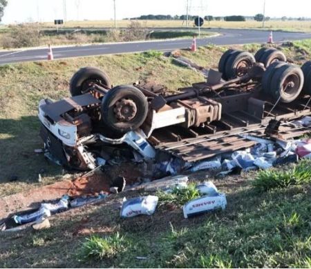 Caminhão tomba em acesso à BR-163 e mata motorista