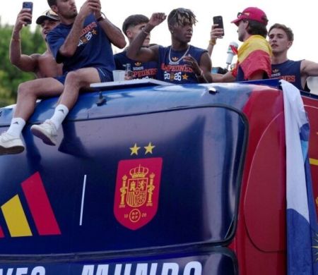Campeões mundiais desfilam pelas ruas de Madri lotadas de torcedores