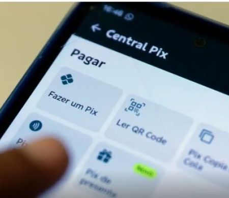 Pix brasileiro ganha força e desafia controle financeiro dos EUA