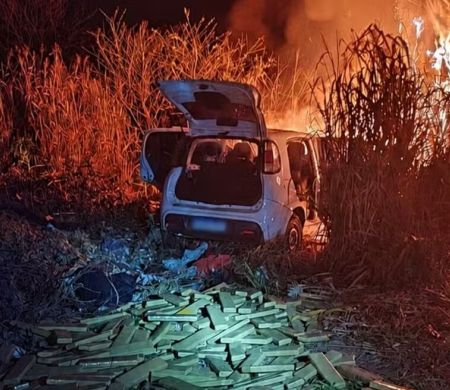 Perseguição acaba em incêndio de veículo carregado com 380 kg de drogas