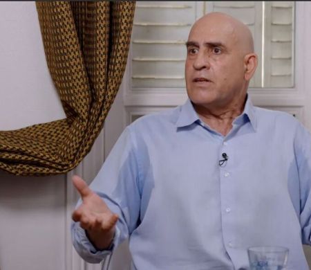 Homem que recrutava modelos para Epstein é achado morto