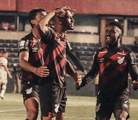 Com virada em cinco minutos, Athletico-PR vence São Paulo no Brasileirão