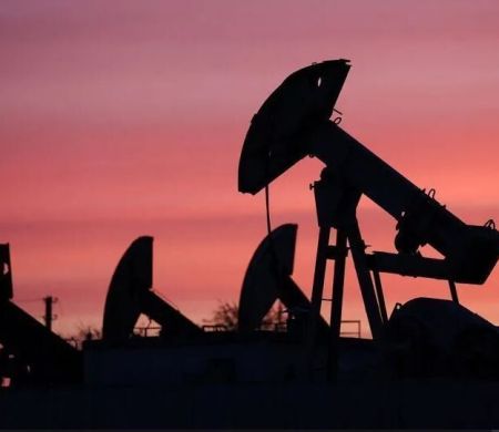 Petróleo vai a 7% e Brent volta a custar US$ 100 com baixo fluxo em Ormuz