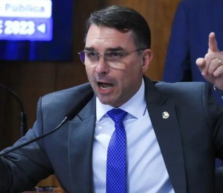 Flávio Bolsonaro aparece à frente de Lula entre eleitores do RJ, aponta pesquisa