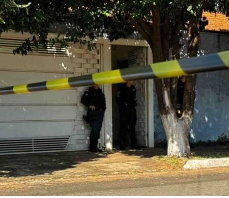 Casal morre dentro de casa e polícia apura feminicídio seguido de suicídio