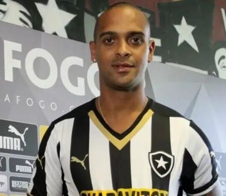 Ex-atacante do Botafogo, Tássio morre aos 41 anos durante ventania no Rio