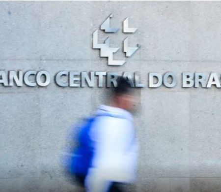 Crédito para famílias segue caro, com juros de 64% ao ano