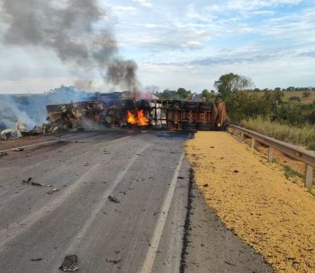 Colisão entre caminhões deixa feridos graves e provoca incêndio na BR-158