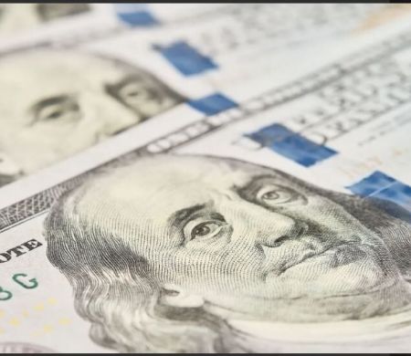 Dólar sobe contra o real após abertura atrasada na B3