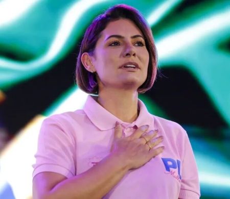 Michelle confirma candidatura ao Senado e diz que caminhará com Flávio