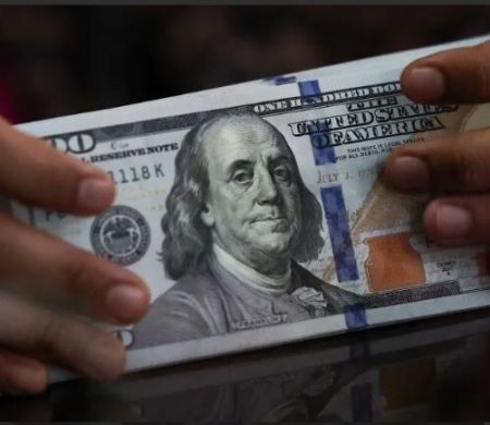 Na abertura, dólar oscila e Ibovespa cai com Oriente Médio no foco