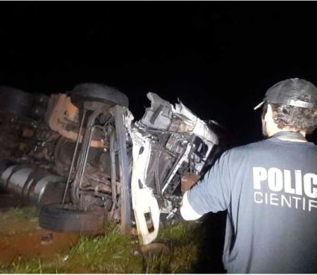 Piloto e adolescente morrem em acidente com caminhão na BR-267