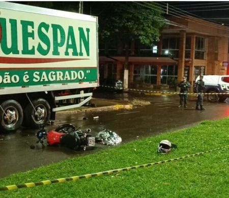 Motociclista de 19 anos morre ao atingir caminhão estacionado em Dourados