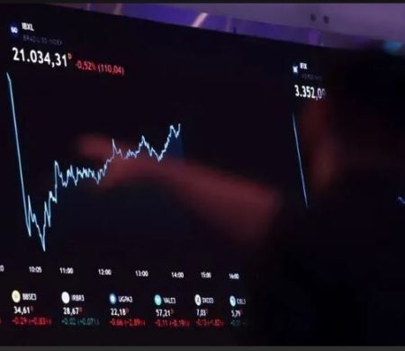 Ibovespa oscila com alta da Embraer no radar e dólar em avanço