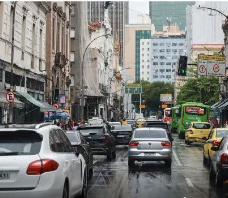 Adesivo eleitoral no carro pode comprometer cobertura do seguro
