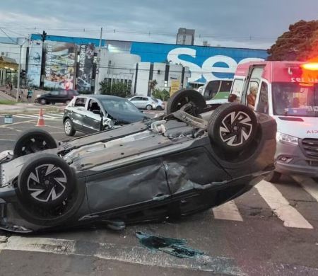 Carro capota após batida na Afonso Pena e três pessoas são socorridas