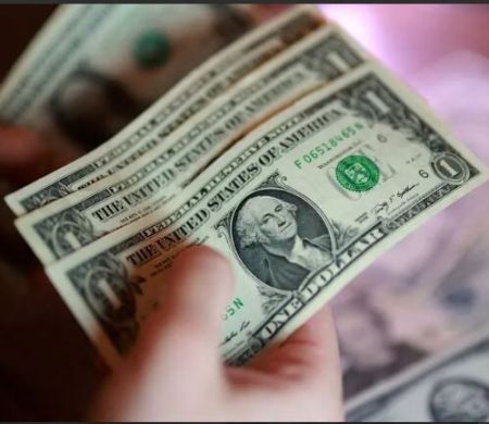 Dólar opera estável com mercado de olho na ata do Copom e no IPCA