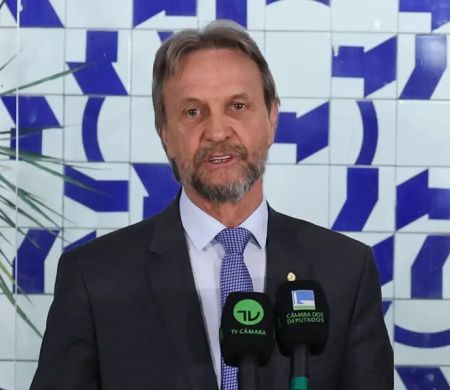 Líder do PT passa mal e Mesa da Câmara dos Deputados suspende votações