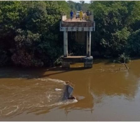 Ponte desaba sobre o Rio Taquari e deixa motorista morto em Coxim