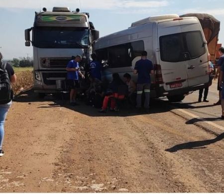 Van bate em caminhão e deixa feridos na região de Indápolis