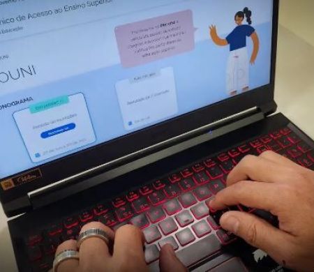 Estudantes têm até esta sexta para comprovar inscrição no Prouni