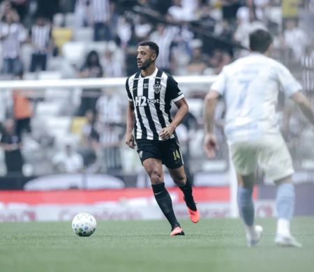 Com dois de Cuello, Atlético-MG vence o Grêmio e encosta no G5 do Brasileirão