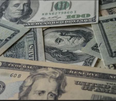 Dólar abre a terça em alta com novas tensões no Oriente Médio no radar