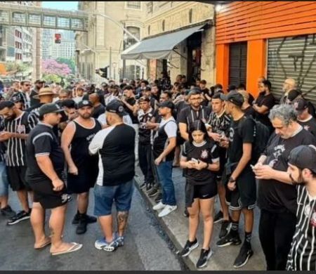 Corintianos protestam por intervenção na gestão do clube paulista&nbsp;