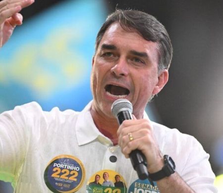 Bandido será tirado de circulação em pé ou deitado, diz Flávio Bolsonaro