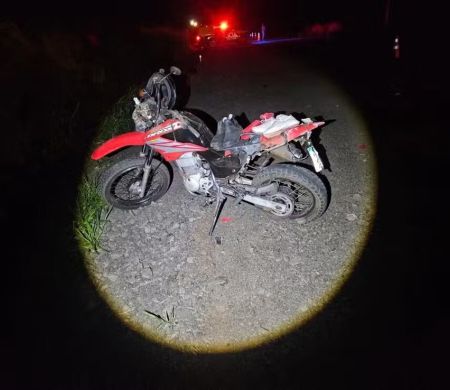 Colisão com caminhão mata mulher e deixa motociclista ferido na MS-156