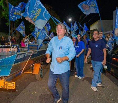 Caravina mantém adesivaço e corpo a corpo durante sua campanha à reeleição
