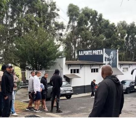 Elenco da Ponte Preta paralisa atividades por falta de pagamento