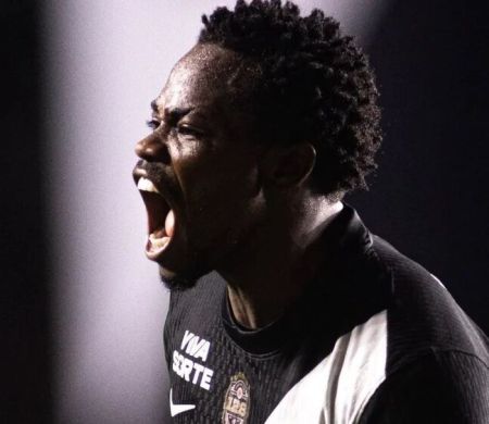 Vasco supera expulsão, vence Vitória e abre vantagem na Copa do Brasil